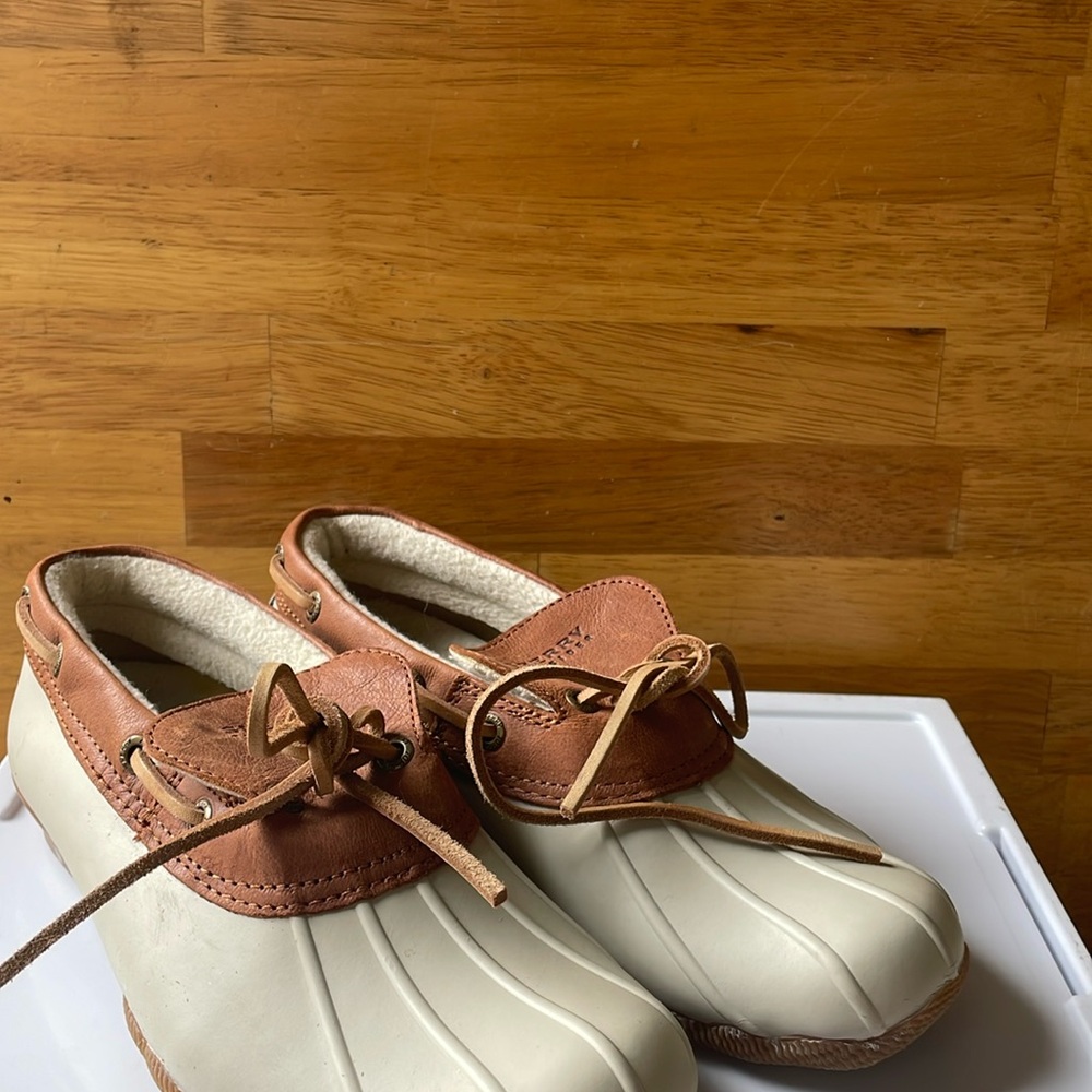 Sperry women’s shoes size 6 Beige ,brown leather low top boat shoes